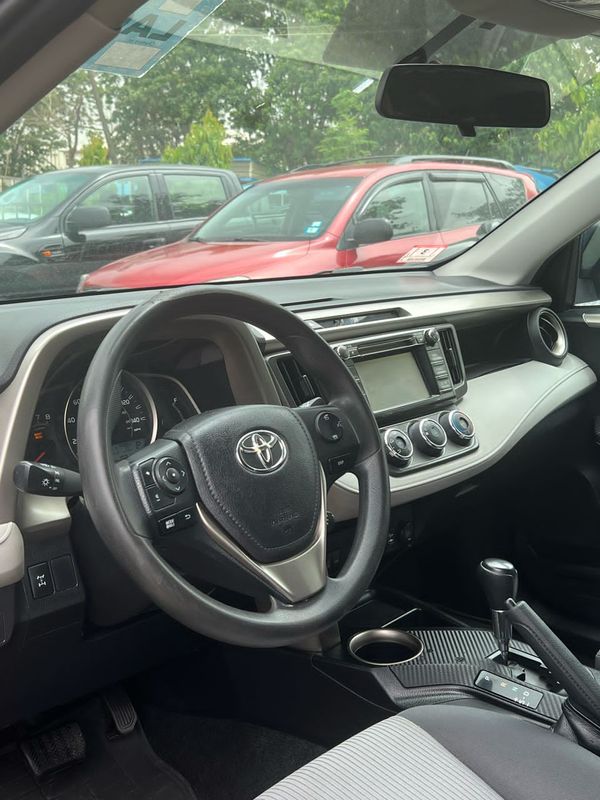 Thumbnail 3 of 2015 Toyota RAV4 LE